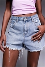 Джинсовые шорты с потертостями и потёртостями по краю артикул 140562745