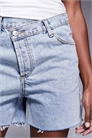 Джинсовые шорты с асимметричной талией артикул 140566926