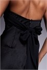 Мини-платье из атласа с открытыми плечами, шифоновым бантом и завязками на спине артикул 140137394
