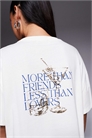 Футболка свободного кроя с коктейльным принтом «More Than Friends» артикул 140137313