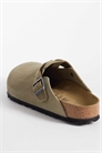Бостонские сабо с ремешком из комбинированных материалов артикул 153911978