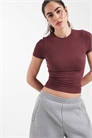 Футболка-свитшот без бретелек, с бесшовным ребристым вырезом и зауженным кроем артикул 153919523