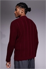 Свитер с воротником-воронкой и полузастежкой-молнией, связанный из пряжи в бордовую полоску артикул 151750291