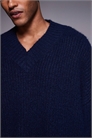 Свитер с V-образным вырезом из толстой пряжи артикул 142202053