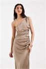 Атласное макси-платье с одним плечом и сборками для подружки невесты артикул 154051809