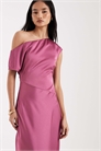 Асимметричное макси-платье из атласа с открытыми плечами для подружки невесты артикул 154051806