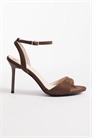 Сандалии Lynna на тонком каблуке артикул 152905393
