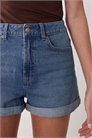 Удобные джинсовые шорты в стиле «mom» артикул 154585416