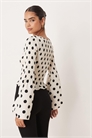 Лиф с рюшами и длинными рукавами кремового цвета в горошек артикул 150970965