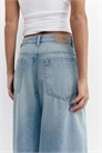 Джинсы свободного кроя с плиссированным эффектом «баллон» артикул 156401310