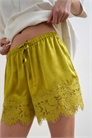 Мини-шорты А-силуэта из гофрированного атласа с кружевной отделкой артикул 150555198