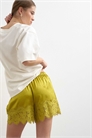 Мини-шорты А-силуэта из гофрированного атласа с кружевной отделкой артикул 150555198
