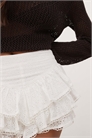 Мини-шорты с рюшами в стиле «бродери» артикул 141307534