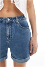 Широкие джинсовые шорты с отворотами артикул 142805112