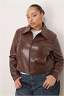 Укороченный блейзер из искусственной кожи с застежкой-молнией спереди и закругленным кроем артикул 151478826