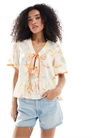 Блузка с галстуком в пляжном стиле артикул 141007909