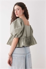 Блузка с пеплумом в стиле «доярки» и рукавами-буф артикул 143726673