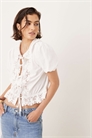 Блузка с вышитым декольте и буфчатыми рукавами артикул 144209375