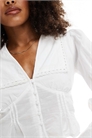 Блузка с квадратным воротником, кружевной отделкой и застежкой на пуговицы артикул 141528491