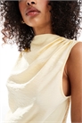 Топ свободного кроя с асимметричным вырезом и без рукавов артикул 143767564