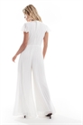Комбинезон с широкими брючинами и плиссировкой, с вырезом в виде «ключицы», кремового цвета артикул 147440599