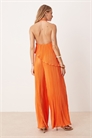 Оранжевый комбинезон с плиссированной горловиной-холтер и широкими брючинами артикул 144764398