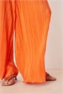 Оранжевый комбинезон с плиссированной горловиной-холтер и широкими брючинами артикул 144764398