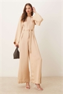 Комбинезон с полупоясом и разрезами на рукавах бежевого цвета артикул 141303115
