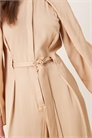 Комбинезон с полупоясом и разрезами на рукавах бежевого цвета артикул 141303115