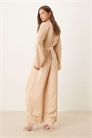 Комбинезон с полупоясом и разрезами на рукавах бежевого цвета артикул 141303115
