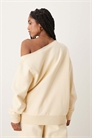 Свитшот с открытыми плечами и воротником-стойкой цвета «масляного молока» артикул 147082713