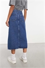 Джинсовая юбка средней длины с разрезом спереди артикул 132306259