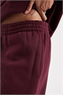 Комплект из джоггеров с широкими манжетами бордового цвета артикул 150747256
