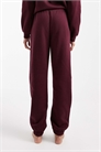 Комплект из джоггеров с широкими манжетами бордового цвета артикул 150747256