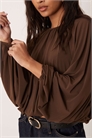 Блузка с длинными рукавами и драпировкой, коричневого цвета артикул 154169367