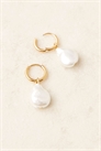 Небольшие серьги-кольца с подвеской в виде жемчужины артикул 146738318