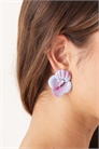Сережки-гвоздики с цветочным узором и центральным элементом из искусственного кристалла в фиолетовых тонах артикул 149003393