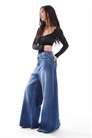 Джинсы с широкими брючинами в стиле 70-х артикул 139710466