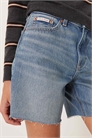 Джинсовые шорты средней длины в стиле 90-х артикул 154174065