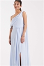 Макси-платье для подружки невесты из шифона с открытыми плечами и юбкой-парео артикул 153113243