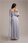 Макси-платье для подружки невесты из шифона с открытыми плечами и юбкой-парео артикул 153113243