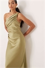 Макси-платье «Подружки невесты» от Juliet из атласа с сборками и одним плечом артикул 151521206