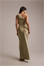 Макси-платье «Подружки невесты» от Juliet из атласа с сборками и одним плечом артикул 151521206