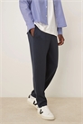 Джоггер с зауженным кроем из плотной ткани артикул 146697508