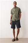 Рубашка с короткими рукавами из смесовой ткани с добавлением льна артикул 153910379
