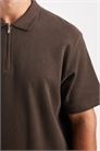 Поло с фактурной поверхностью и застежкой-молнией премиум-класса артикул 148852570