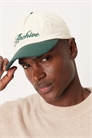 Кепка цвета экрю с козырьком контрастного зеленого цвета и вышивкой артикул 150369390