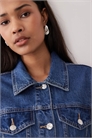 Короткая джинсовая куртка с вырезами артикул 155250091