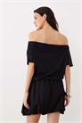 Мини-платье с открытыми плечами и буффами артикул 155407395