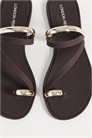 Плоские сандалии Reese с ремешками, украшенными золотыми элементами артикул 152862973